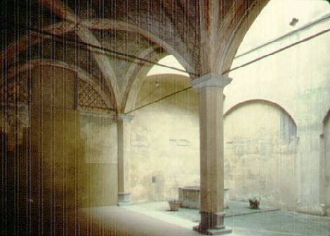 Il cortile interno con loggia del Palazzo Datini